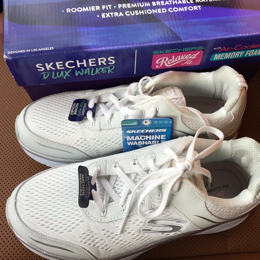 Skechers D’Lux Walker size 9